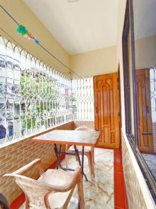 巴纳内拉斯Modern 3 Bedroom Flat in Sylhet的客房设有桌椅和窗户。