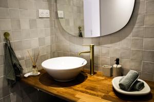 马赛Charment appartement à Marseille - Prado A/C的木制柜台上带白色碗水槽的浴室
