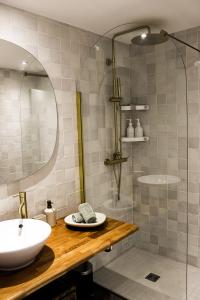 马赛Charment appartement à Marseille - Prado A/C的一间带水槽和玻璃淋浴的浴室