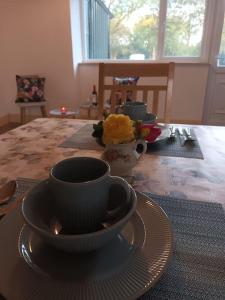 韦克斯福德Ivy Cottage的桌子上带杯和盘子的桌子