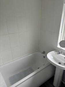 纽波特2 bedroom semi-detached house- sleeps 4的浴室配有白色浴缸和水槽
