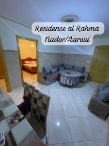 Monte ʼArrouitResidence al Rahma 05的客厅配有沙发和桌子