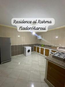 Monte ʼArrouitResidence al Rahma 05的客房内的厨房配有洗衣机