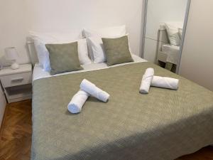 塞尔察Holiday house Misetic的一张带两个枕头的床和毛巾