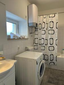 塞尔察Holiday house Misetic的白色的浴室内配有洗衣机。