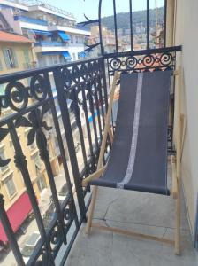 尼斯Pretty and quiet top floor 2 bedroom flat in the port area of Nice的市景阳台的椅子