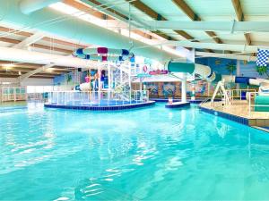 塞尔西Althea, White Horse, Seal Bay Resort的一个带水滑梯的大型室内游泳池