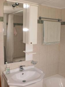 帕罗斯岛The Kamari Blue Dome house的浴室设有白色水槽和镜子