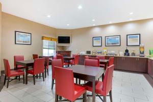 La Grange拉格兰奇品质酒店的一间设有红色桌椅的餐厅和一间酒吧