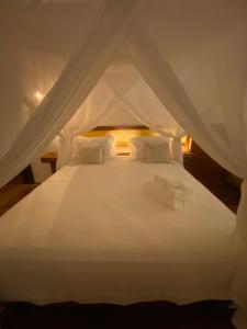 阿廷斯Pantai Atins的白色的床、白色床单和枕头