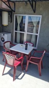拉拉古纳APARTAMENTO C. LA VILLA TEO的一张带两把椅子的野餐桌和一瓶葡萄酒