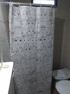 圣罗莎Lo de Bibi的浴室里设有一束带一束面子的浴帘