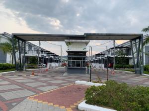 Bandar Puncak AlamRosevilla Homestay - 3R2B Fully Aircond WiFi的大楼前的停车场