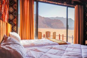 瓦迪拉姆Magic Bedouin Star的一间带沙发床的卧室,享有沙漠美景