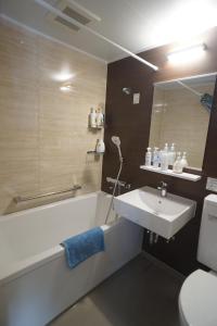 Harada伊豆白浜太洋マンション９１１的浴室配有盥洗盆、浴缸和卫生间。