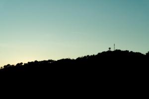 新伊达尼亚埃什特雷拉埃达纳酒店的落日时山顶上的十字架