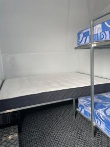 金德拜恩Jindabyne caravan hire的一间客房内配有两张双层床的房间