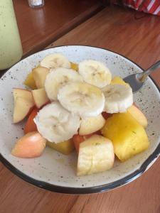 卡塔赫纳Playa -Boquilla -Condominio dentro de Hotel Sonesta的一碗水果,包括香蕉和其他水果