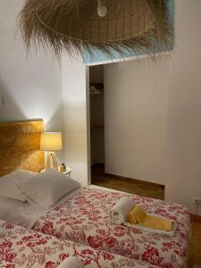 奥良Casarão AL的一间卧室配有一张床,床上有毛巾