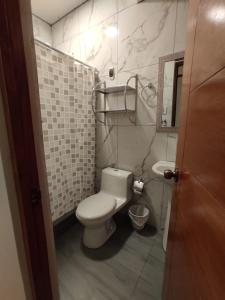 奥克萨潘帕Estancia Familiar的浴室配有白色卫生间和盥洗盆。