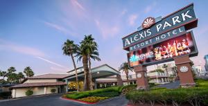 拉斯维加斯Alexis Park All Suite Resort的猫王公园度假村的标志