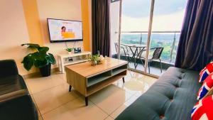 古来Kulai d putra suites beside ioiMall near JPO and Airport的带沙发和大窗户的客厅