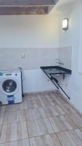 瓜伊马延Complejo Consolata Mendoza的一间带洗衣机和水槽的浴室