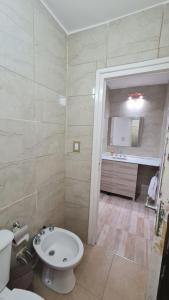 瓜伊马延Complejo Consolata Mendoza的浴室配有白色卫生间和盥洗盆。