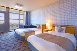 日光TAOYA Nikko Kirifuri的酒店客房设有两张床和窗户。