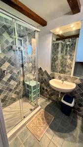 马里内拉Vela Blu的一间带玻璃淋浴和水槽的浴室
