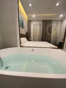 下龙湾MOONLIGHT HOTEL的卧室内的浴缸