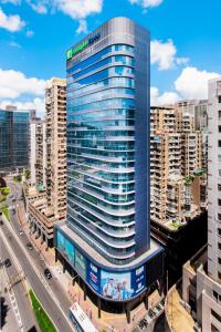 澳门澳门新口岸智选假日酒店的城市里一座高大的玻璃建筑
