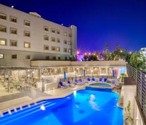 安曼日内瓦酒店的享有酒店游泳池的夜间景色