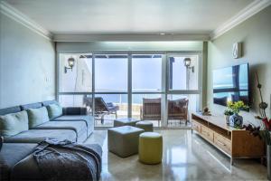 内坦亚Netanya Panoramic Sea-View Apt by Sea N' Rent的带沙发的客厅,享有海景