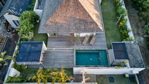乌鲁瓦图Villa Cerah的享有带游泳池的别墅的顶部景致