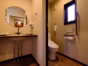 由布市The Sense of Wonder Holistic Glamping的一间带卫生间、水槽和镜子的浴室