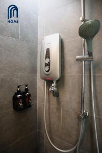 哥打京那巴鲁Homi Oasis 和逸绿洲的浴室墙上的肥皂机