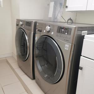 多伦多toronto midtown spacious room的厨房里设有2台洗衣机,彼此相邻
