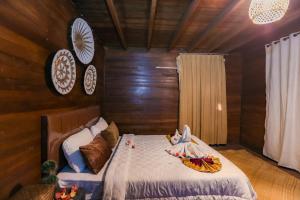 吉利特拉旺安格林拉浪旅馆的一间卧室,床上放着碗