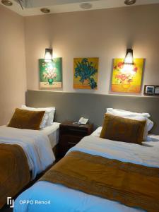西迪基里尔Resort altayar Villa altayar 1 Aqua Park with Sea View的酒店客房设有两张床和两盏灯。
