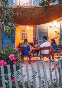 阿尔加约拉Residence CASE DI PI GNA, deux magnifiques villas indépendantes avec piscines individuelles , proches de la plage d'Algajola的坐在桌子上的一群人