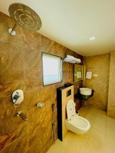 加德满都Hotel Aerocity的一间带卫生间和水槽的浴室