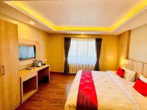 加德满都Hotel Aerocity的一间设有大床和窗户的酒店客房