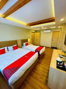 加德满都Hotel Aerocity的一间酒店客房,房间内设有两张床