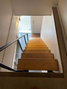 洛肯Fru Hald的大楼内有木台阶的楼梯