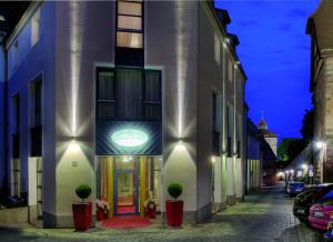 纽伦堡杜勒酒店的街道边有标志的建筑物