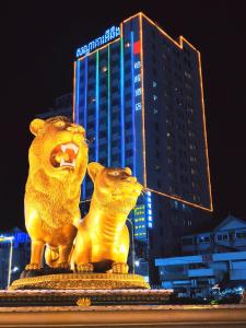 西哈努克怡程酒店ECHENG HOTEL的两座熊的金雕像,在一座建筑前