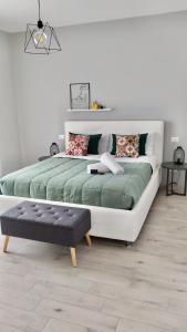 马扎拉德尔瓦洛Volturno3 Suites & more的卧室配有白色大床和长凳