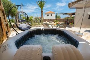 干尼亚Rena's Rustic retreat的后院带热水浴池的游泳池