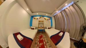 加德满都Thamel Hotel & Spa的小房间设有两张床和窗户